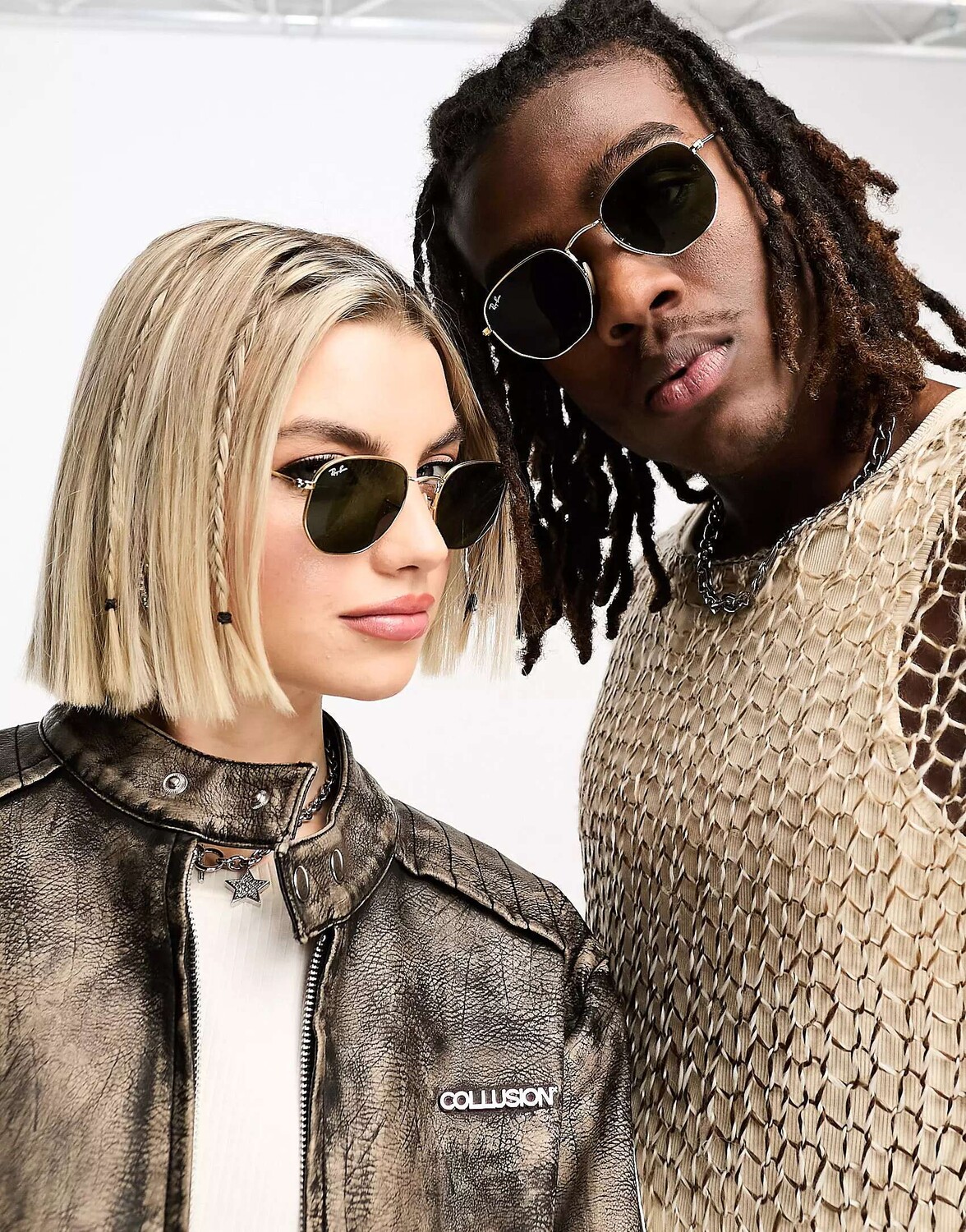 Золотые шестиугольные солнцезащитные очки Ray-Ban
Золотые шестиугольные солнцезащитные очки Ray-Ban