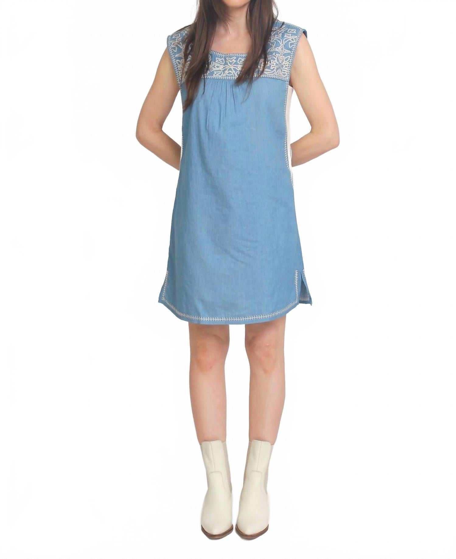 Лайла Винтажное платье в джинсовом синем THML
Лайла Винтажное платье в джинсовом синем THML