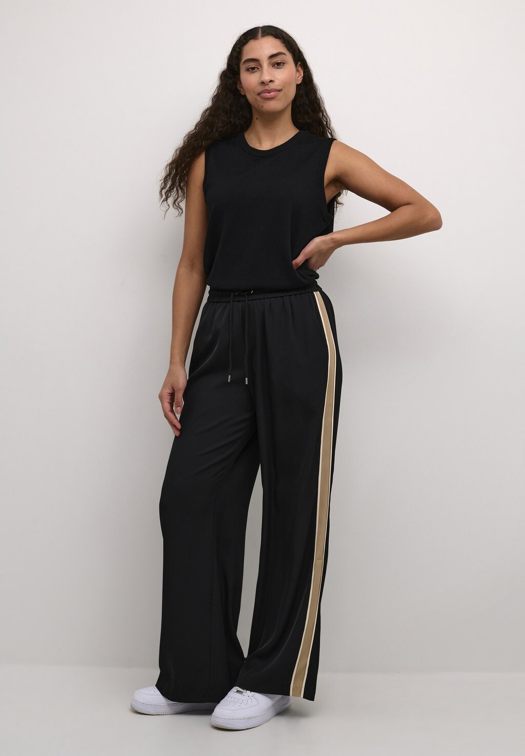 Тренировочный низ MILLE Kaffe, пестрый черный
Тренировочный низ MILLE Kaffe, пестрый черный