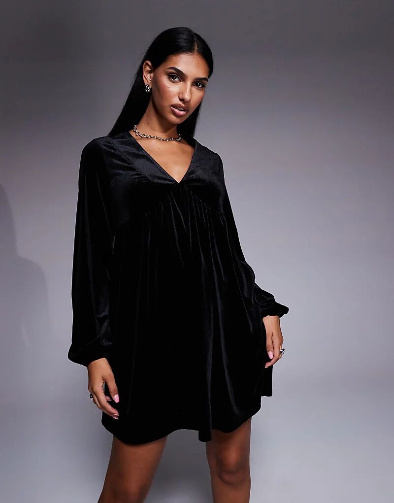 Бархатное мини-платье New Look черного цвета
Бархатное мини-платье New Look черного цвета