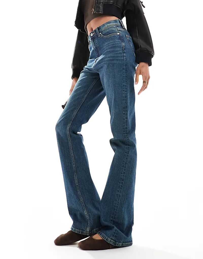 Джинсы-клеш со средней посадкой темно-синего оттенка ASOS
Джинсы-клеш со средней посадкой темно-синего оттенка ASOS
