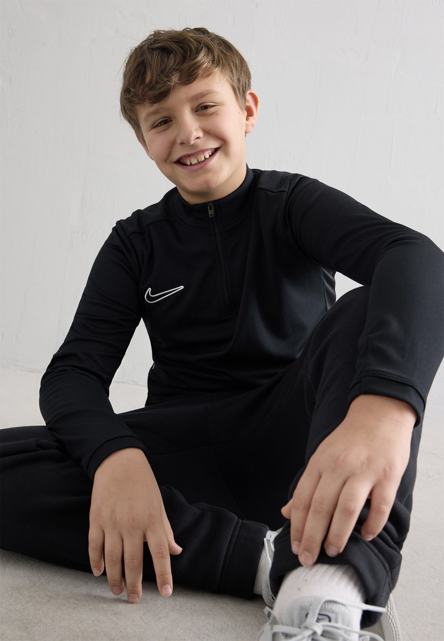 Топ Nike Performance UNISEX, Black/White/Black
Топ Nike Performance UNISEX, Black/White/Black