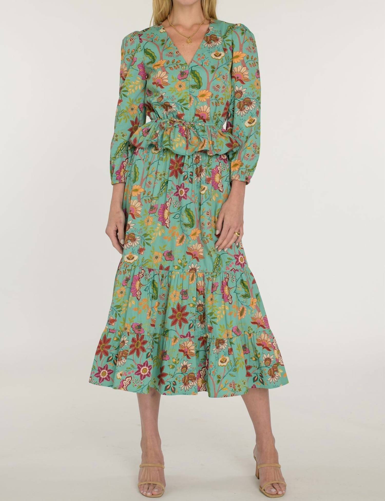 Слоан топ с V-образным вырезом в экзотическом цветочном принте Elizabeth James The Label, Exotic Flower
Слоан топ с V-образным вырезом в экзотическом цветочном принте Elizabeth James The Label, Exotic Flower