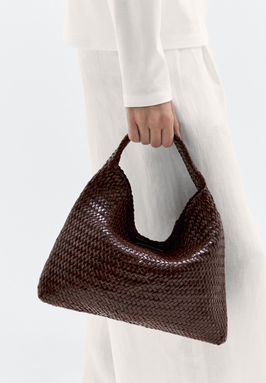 Сумка Massimo Dutti MIT ZWEIFARBIGEM DETAIL , Mottled Dark Brown
Сумка Massimo Dutti MIT ZWEIFARBIGEM DETAIL , Mottled Dark Brown