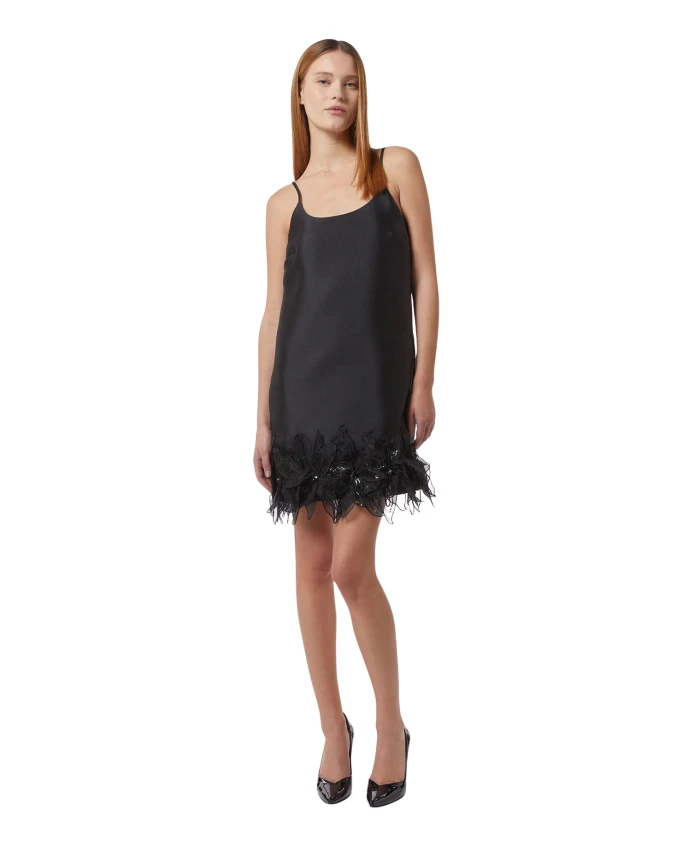 Короткое платье с цветочной аппликацией Silvian Heach, черный
Короткое платье с цветочной аппликацией Silvian Heach, черный