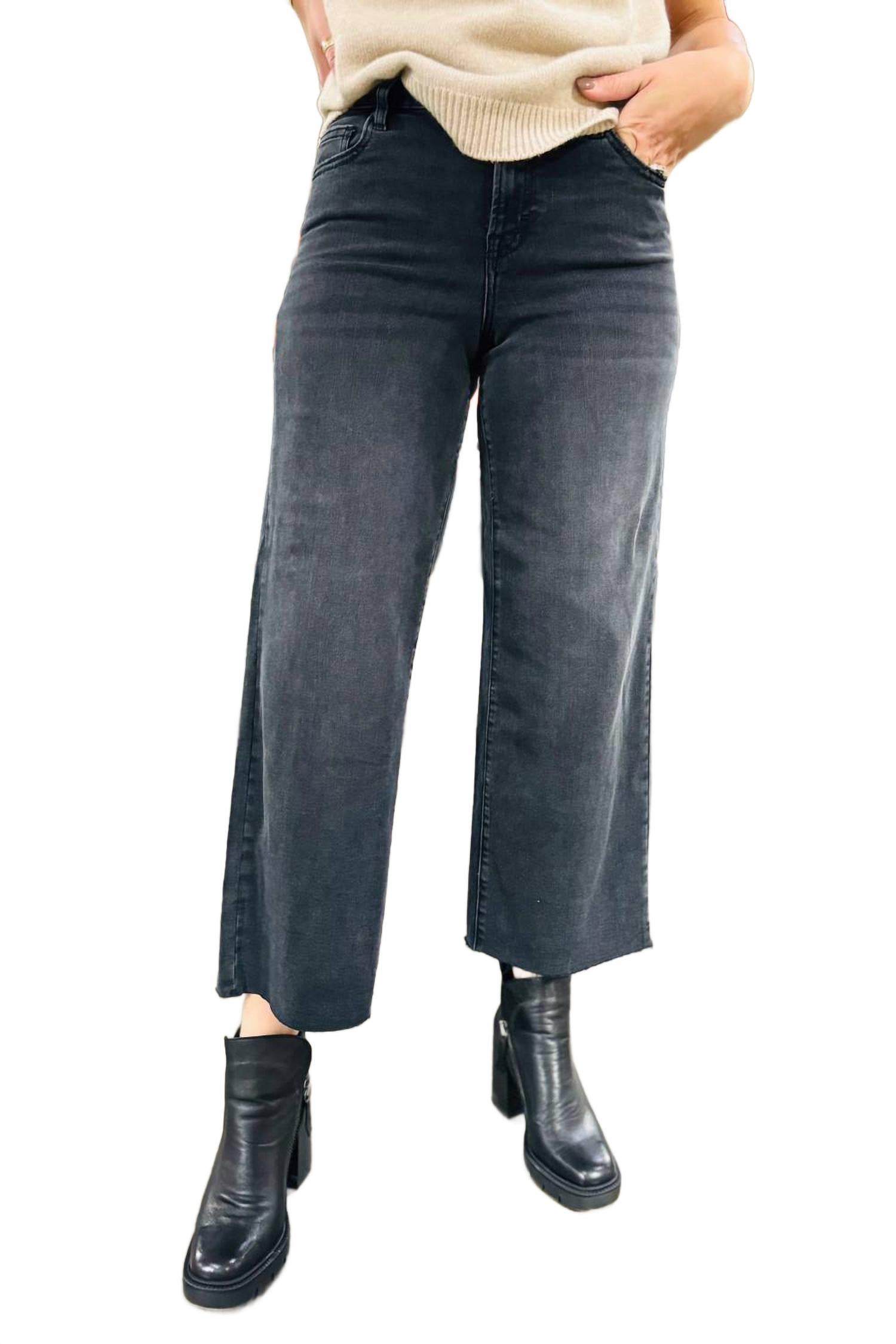 Нори укороченные джинсы с широкими штанинами в черном цвете HIDDEN
Нори укороченные джинсы с широкими штанинами в черном цвете HIDDEN