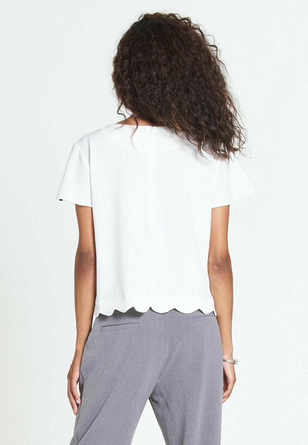 Базовая футболка Roche Jascha Stockholm, белая
Базовая футболка Roche Jascha Stockholm, белая