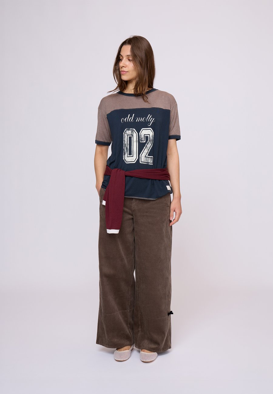 Футболка Odd Molly GAMZE, Navy Chocolate/Dark Blue, Коричневый, Футболка Odd Molly GAMZE, Navy Chocolate/Dark Blue
Футболка Odd Molly GAMZE, Navy Chocolate/Dark Blue, Коричневый, Футболка Odd Molly GAMZE, Navy Chocolate/Dark Blue