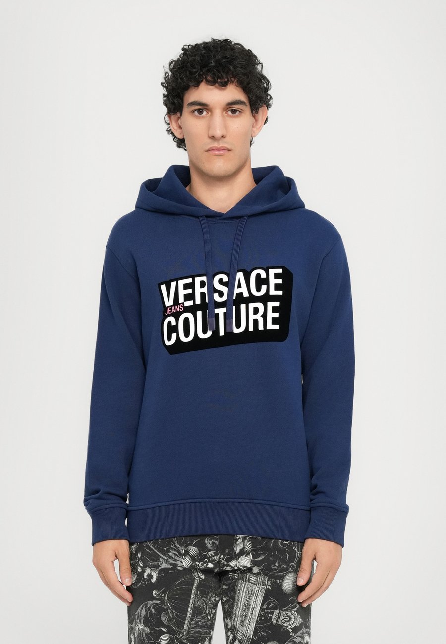 Худи Versace Jeans Couture LOGO SQUARE FLOCK, Navy/Blue
Худи Versace Jeans Couture LOGO SQUARE FLOCK, Navy/Blue