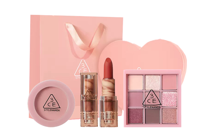 Набор косметики для женщин 3CE
Набор косметики для женщин 3CE