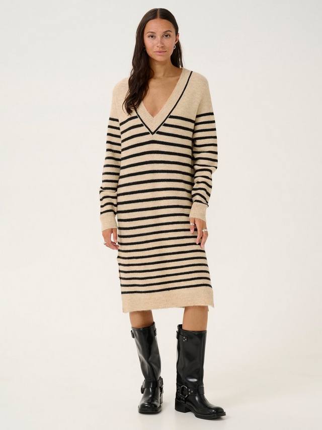 Трикотажное платье juno в полоску с v-образным вырезом длиной до колен KAFFE, цвет Feather Grey/Black
Трикотажное платье juno в полоску с v-образным вырезом длиной до колен KAFFE, цвет Feather Grey/Black