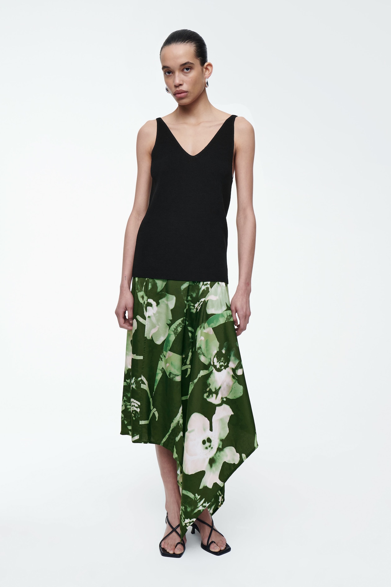 Драпированная асимметричная юбка миди COS, цвет Zielony/Kwiaty
Драпированная асимметричная юбка миди COS, цвет Zielony/Kwiaty