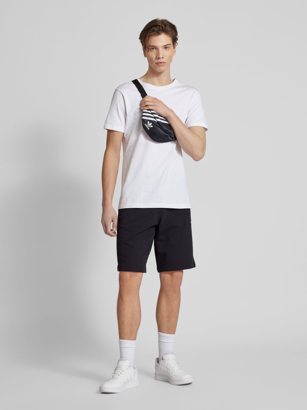 Спортивные шорты прямого кроя с этикеткой, модель «ESSENTIAL» adidas Originals, черный
Спортивные шорты прямого кроя с этикеткой, модель «ESSENTIAL» adidas Originals, черный