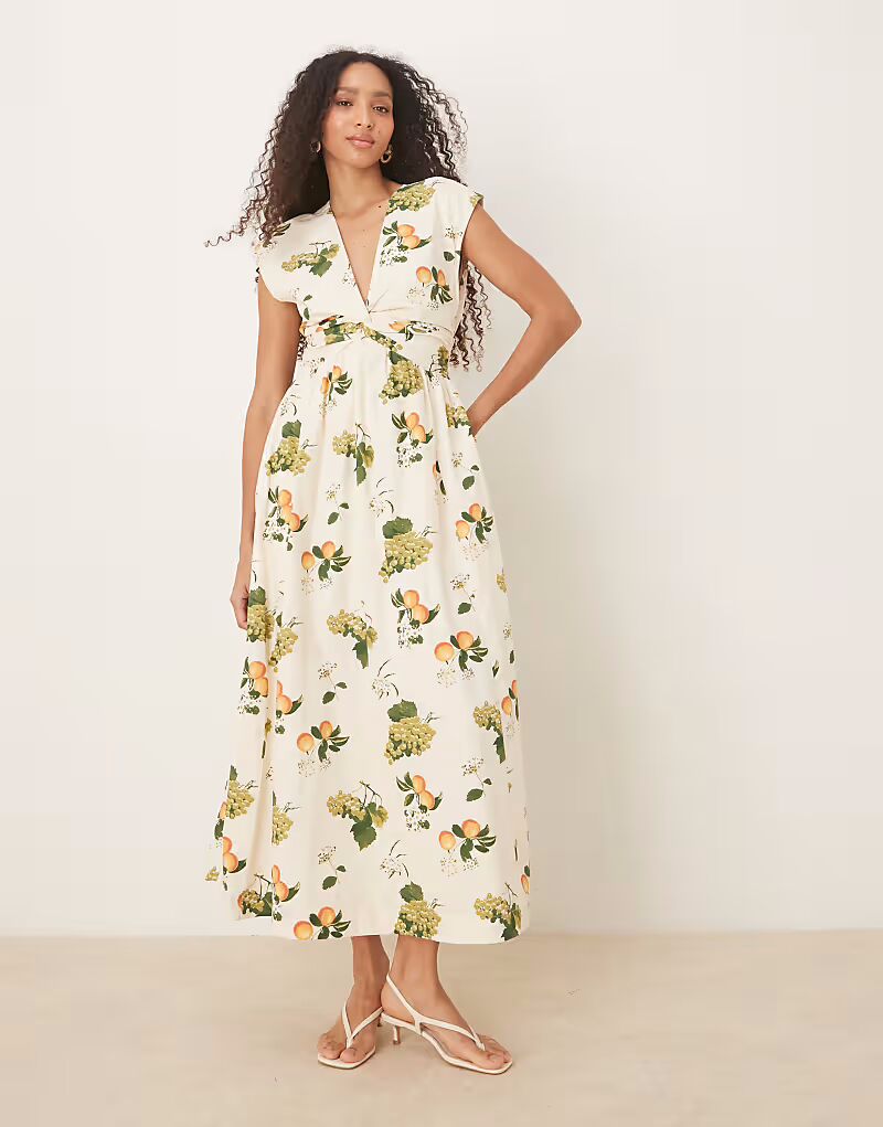 Платье макси без рукавов с V-образным вырезом от Abercrombie & Fitch с фруктовым принтом
Платье макси без рукавов с V-образным вырезом от Abercrombie & Fitch с фруктовым принтом