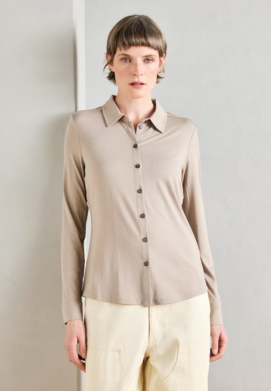 Блуза Marc O'Polo BLOUSE LONG SLEEVE COLLAR BUTTON PLACKET, Chalky Mauve/Beige
Блуза Marc O'Polo BLOUSE LONG SLEEVE COLLAR BUTTON PLACKET, Chalky Mauve/Beige