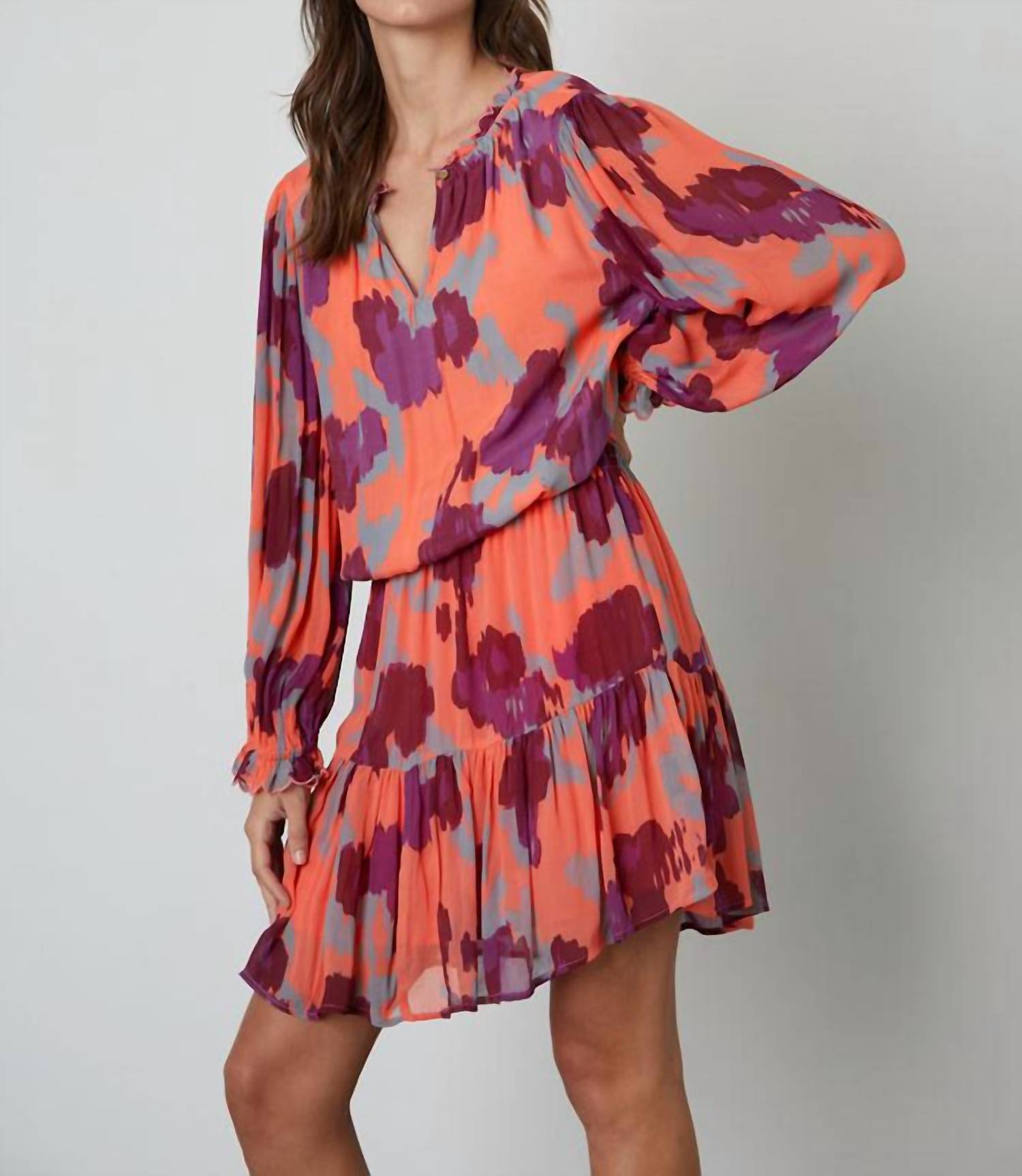 Платье Regina в коралловом цвете Velvet by Graham & Spencer
Платье Regina в коралловом цвете Velvet by Graham & Spencer