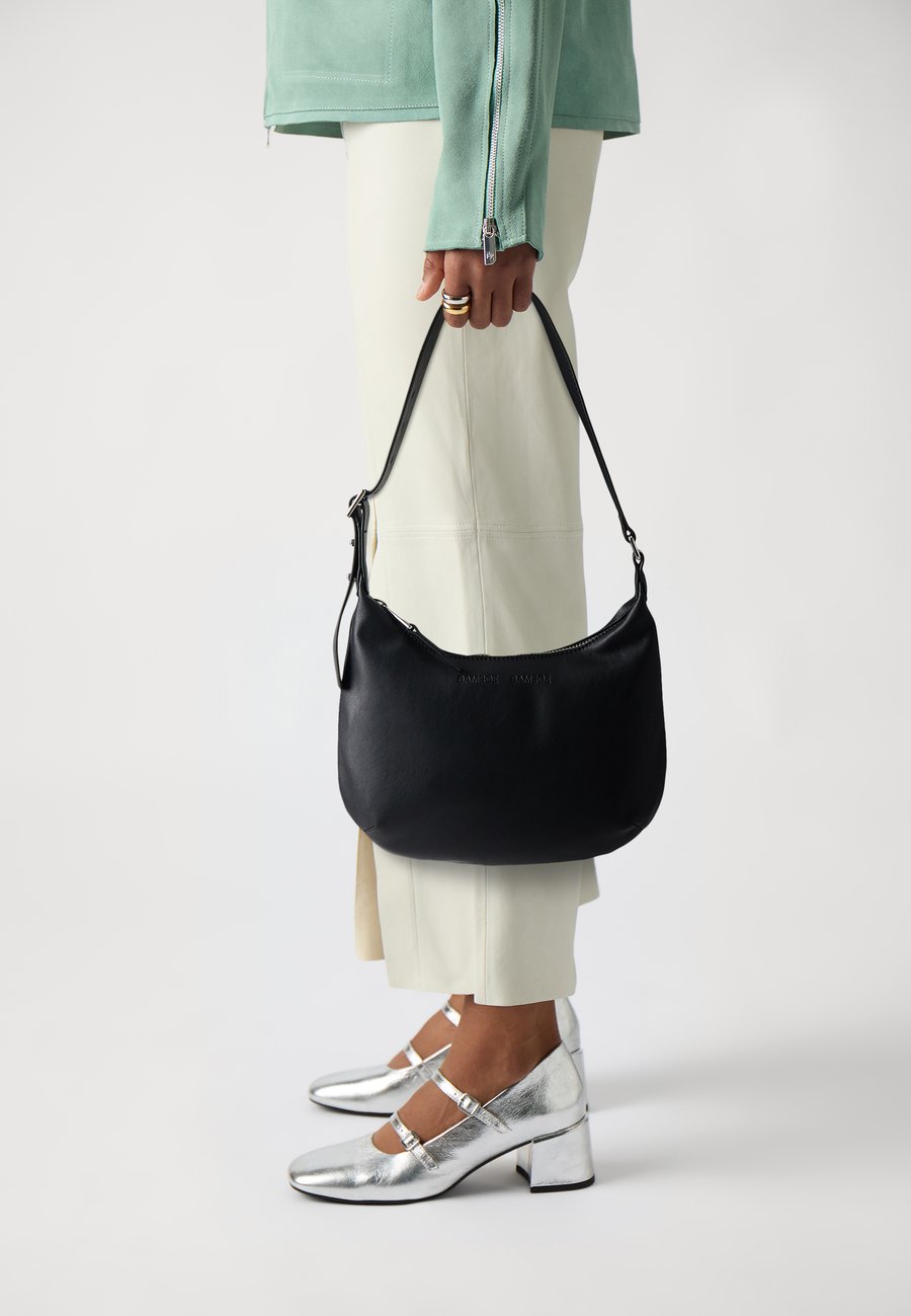 Сумка Samsøe Samsøe SAFREJA MIDI BAG , Black
Сумка Samsøe Samsøe SAFREJA MIDI BAG , Black