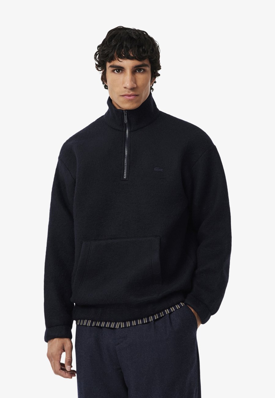 Джемпер Lacoste Fleece jumper, Bleu Marine-Hde/Dark Blue
Джемпер Lacoste Fleece jumper, Bleu Marine-Hde/Dark Blue