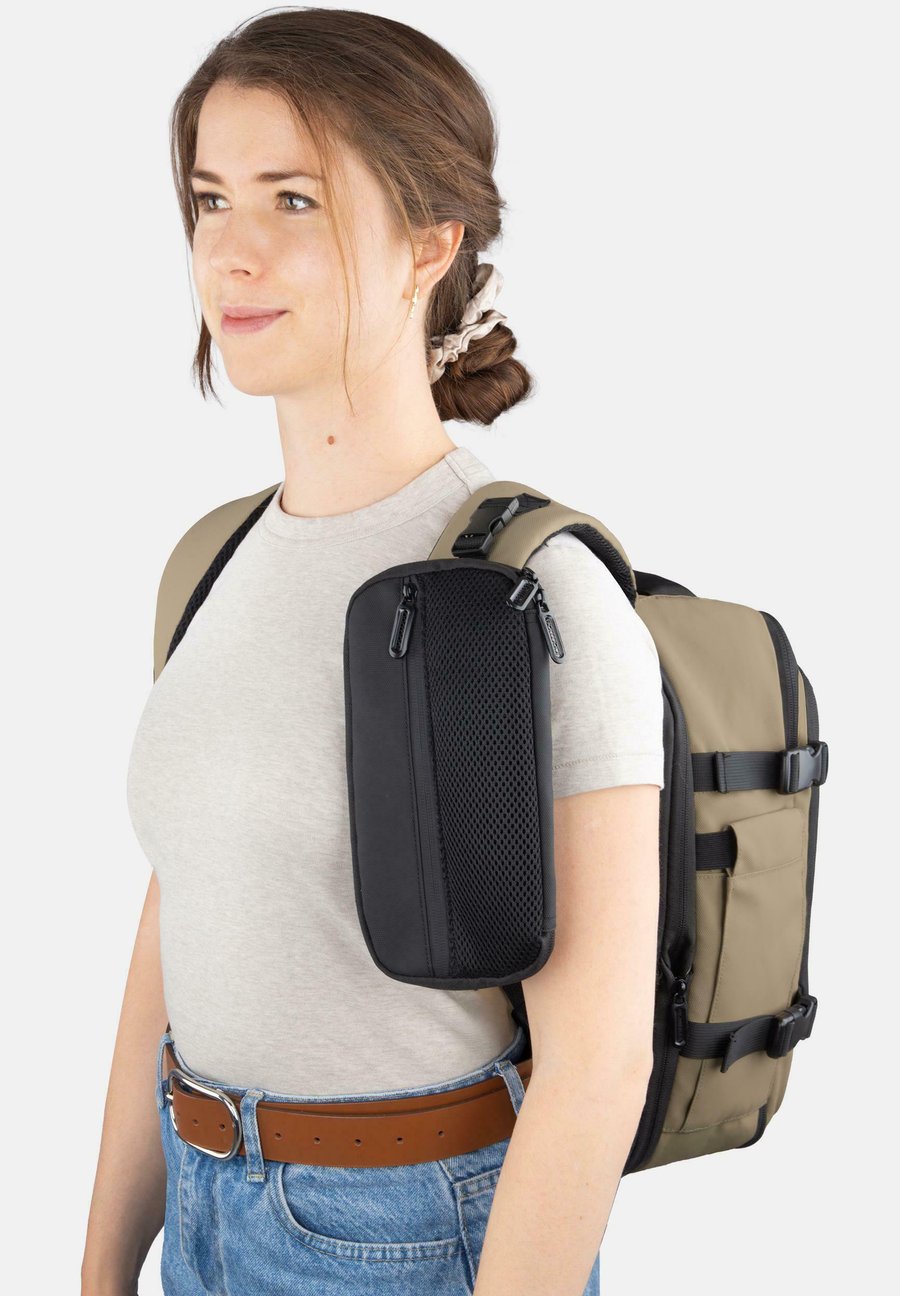 Рюкзак Normani ERWEITERBARER -MIT REISEPASS BRUSTTASCHE SET, Beige
Рюкзак Normani ERWEITERBARER -MIT REISEPASS BRUSTTASCHE SET, Beige