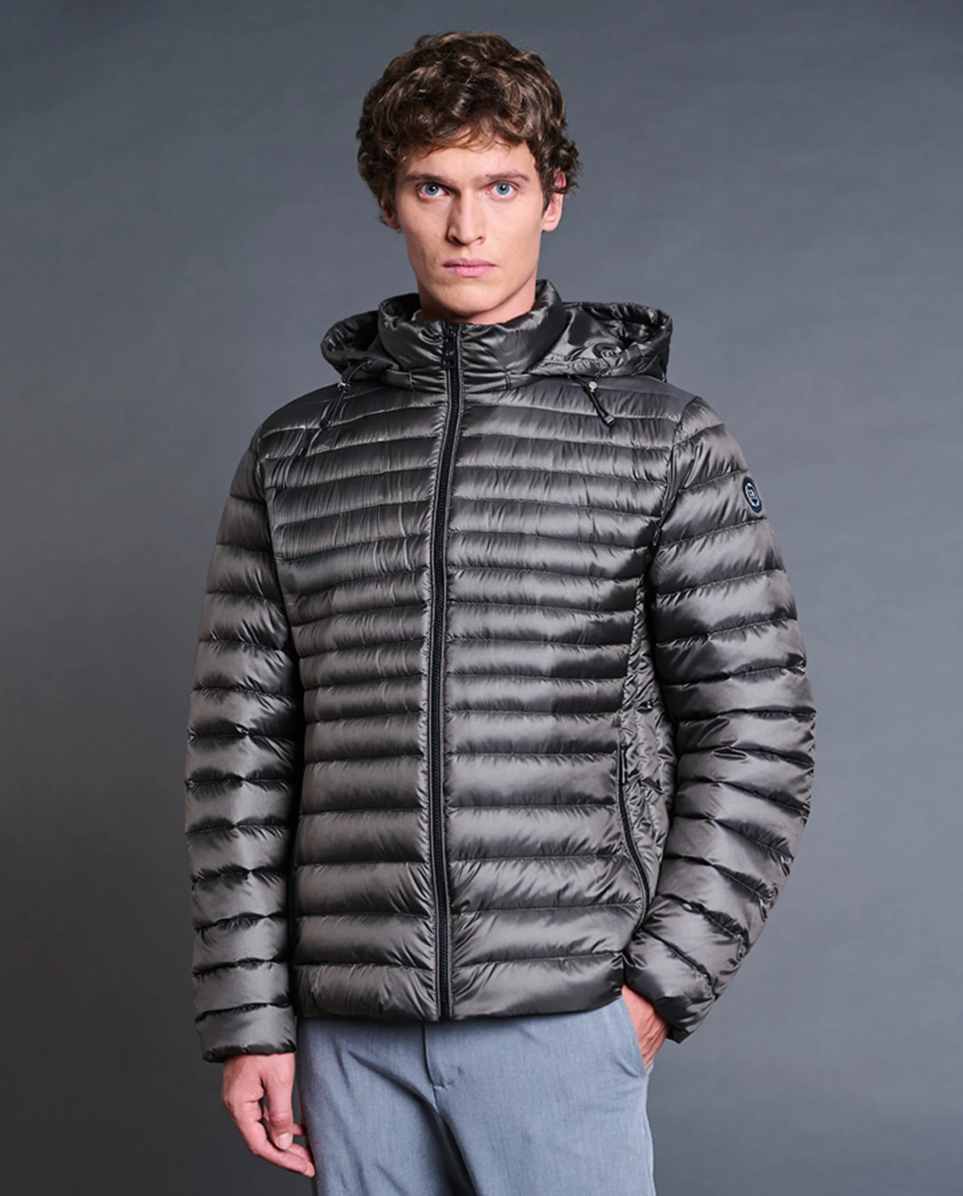 Мужской фирменный пуховик из технической ткани с отстегивающимся капюшоном Henry Arroway, карамельный
Мужской фирменный пуховик из технической ткани с отстегивающимся капюшоном Henry Arroway, карамельный