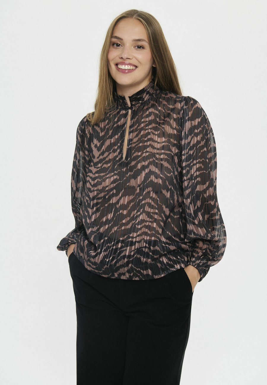 Блуза Saint Tropez NESTA, Black Shifted Strokes/Metallic Black
Блуза Saint Tropez NESTA, Black Shifted Strokes/Metallic Black