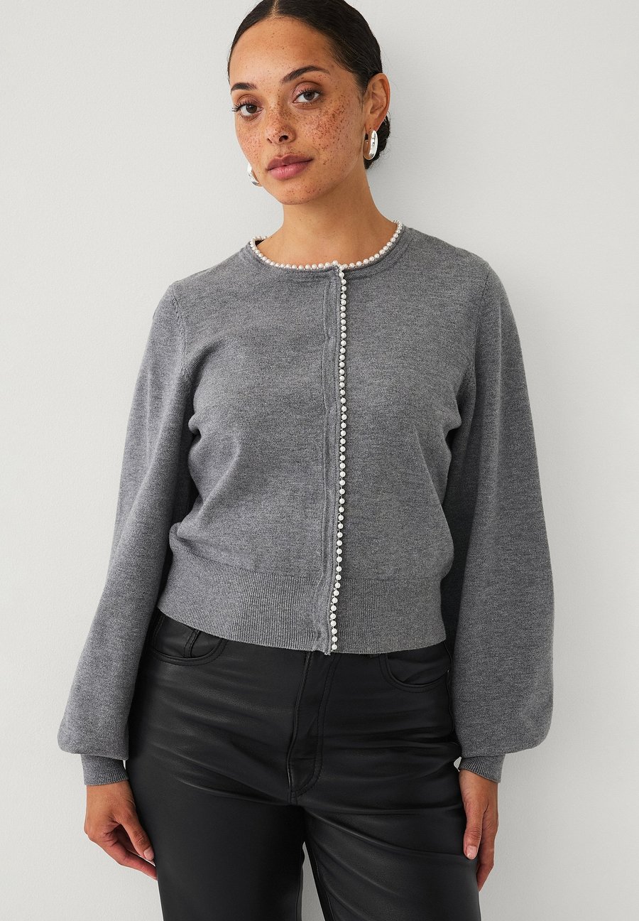 Кардиган Ellos Collection MIT PERLEN, Grau/Grey
Кардиган Ellos Collection MIT PERLEN, Grau/Grey