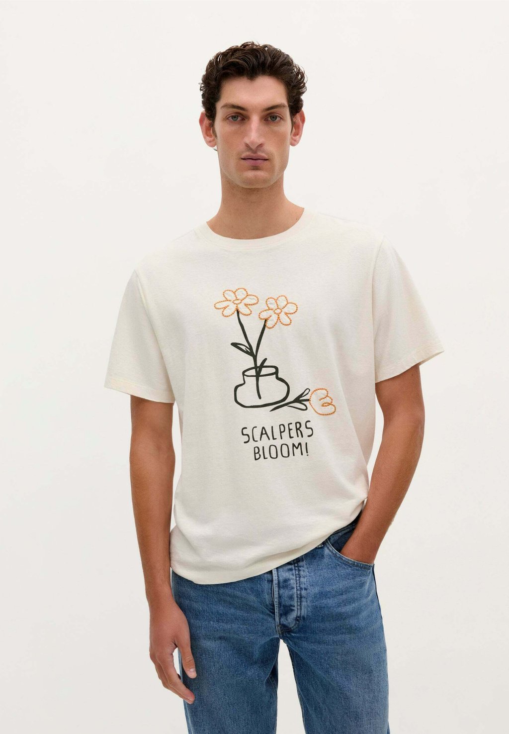 Футболка с принтом BLOOM TEE Scalpers, кремовый
Футболка с принтом BLOOM TEE Scalpers, кремовый