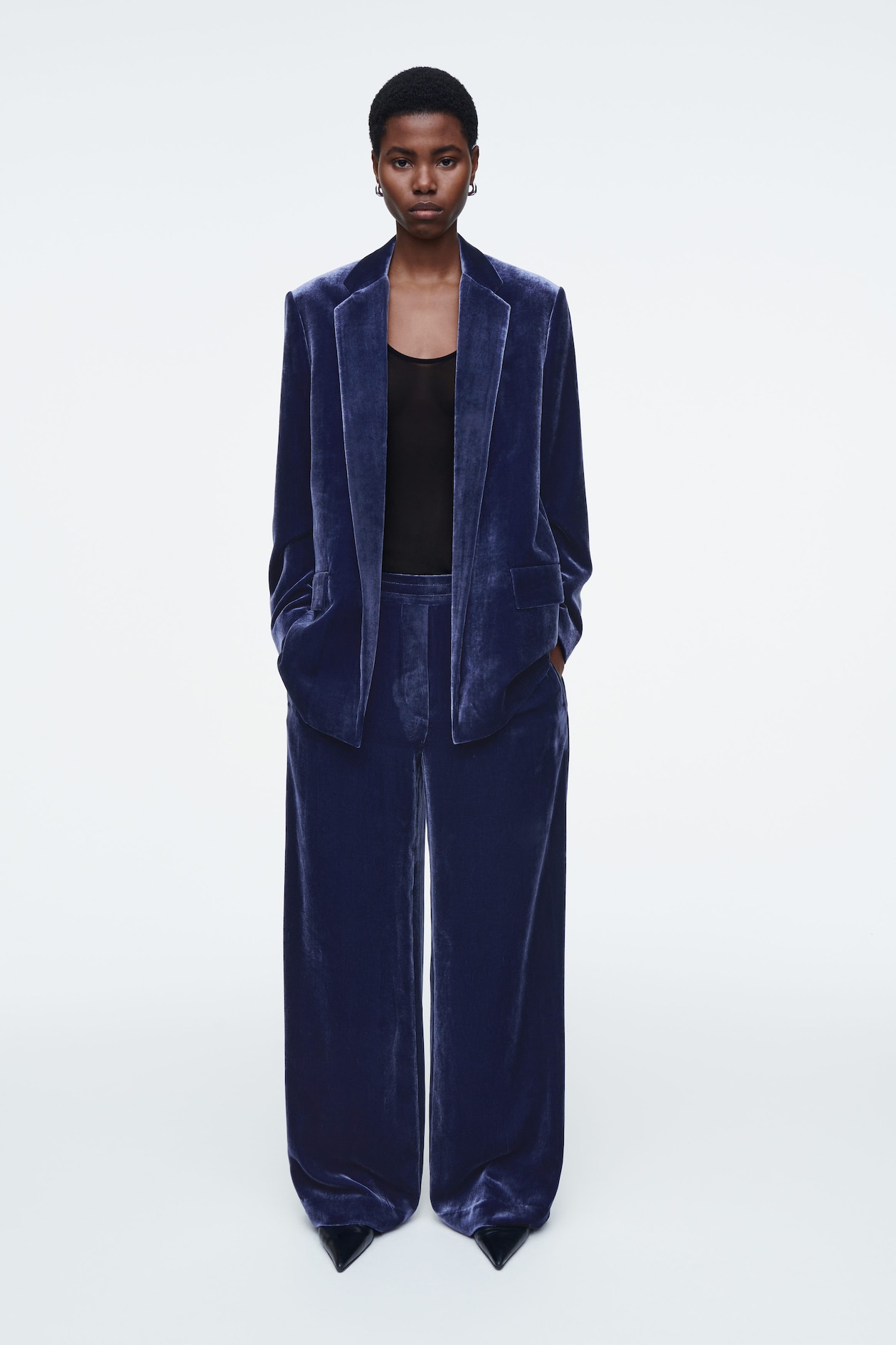 Бархатные брюки, содержащие шелк COS, синий
Бархатные брюки, содержащие шелк COS, синий