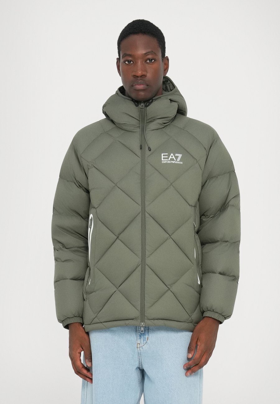 Куртка EA7 Emporio Armani MOUNTAIN QUILTED JACKET, Beetle/Dark Green
Куртка EA7 Emporio Armani MOUNTAIN QUILTED JACKET, Beetle/Dark Green