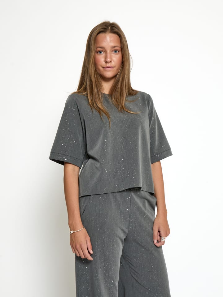 Блузка с темно-серым принтом DESIRES
Блузка с темно-серым принтом DESIRES