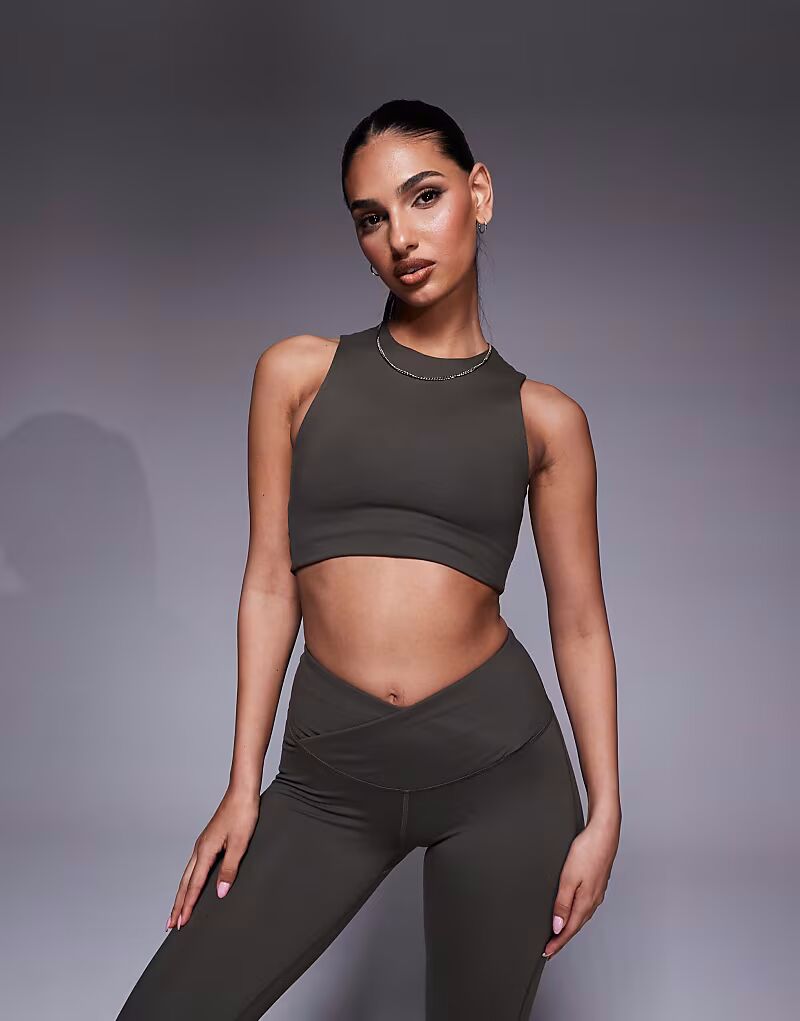 Мягкий топ с высоким воротом и внутренним бюстгальтером, темно-оливковый цвет 4505
Мягкий топ с высоким воротом и внутренним бюстгальтером, темно-оливковый цвет 4505