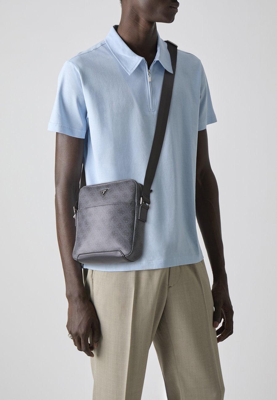 Сумка кросс-боди Guess TORINO TOP ZIP CROSSBODY FLAT, Black
Сумка кросс-боди Guess TORINO TOP ZIP CROSSBODY FLAT, Black