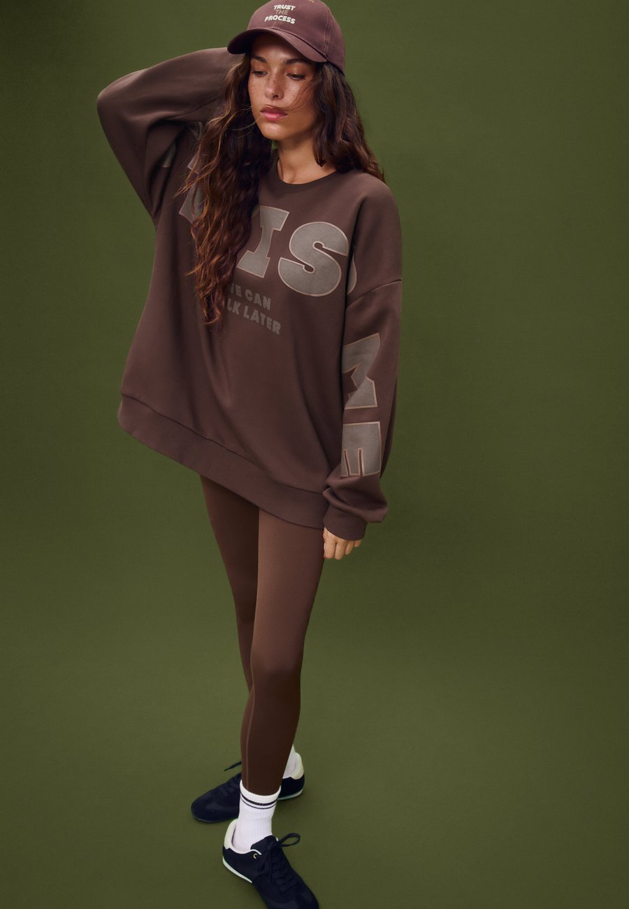 Толстовка Stradivarius SMILE, Mottled Brown
Толстовка Stradivarius SMILE, Mottled Brown