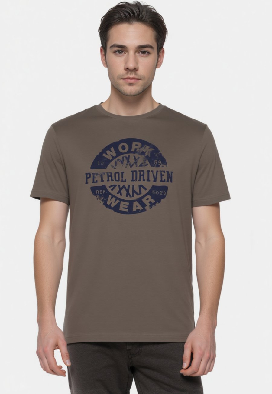 Футболка Petrol Industries Print T-shirt, Mossy Stone 6174/Stone, Зеленый, Футболка Petrol Industries Print T-shirt, Mossy Stone 6174/Stone
Футболка Petrol Industries Print T-shirt, Mossy Stone 6174/Stone, Зеленый, Футболка Petrol Industries Print T-shirt, Mossy Stone 6174/Stone