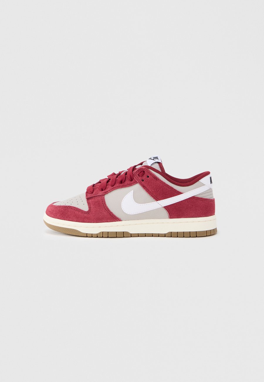 Кроссовки Nike Sportswear DUNK RETRO, College Grey/White/Team Red/Bordeaux
Кроссовки Nike Sportswear DUNK RETRO, College Grey/White/Team Red/Bordeaux