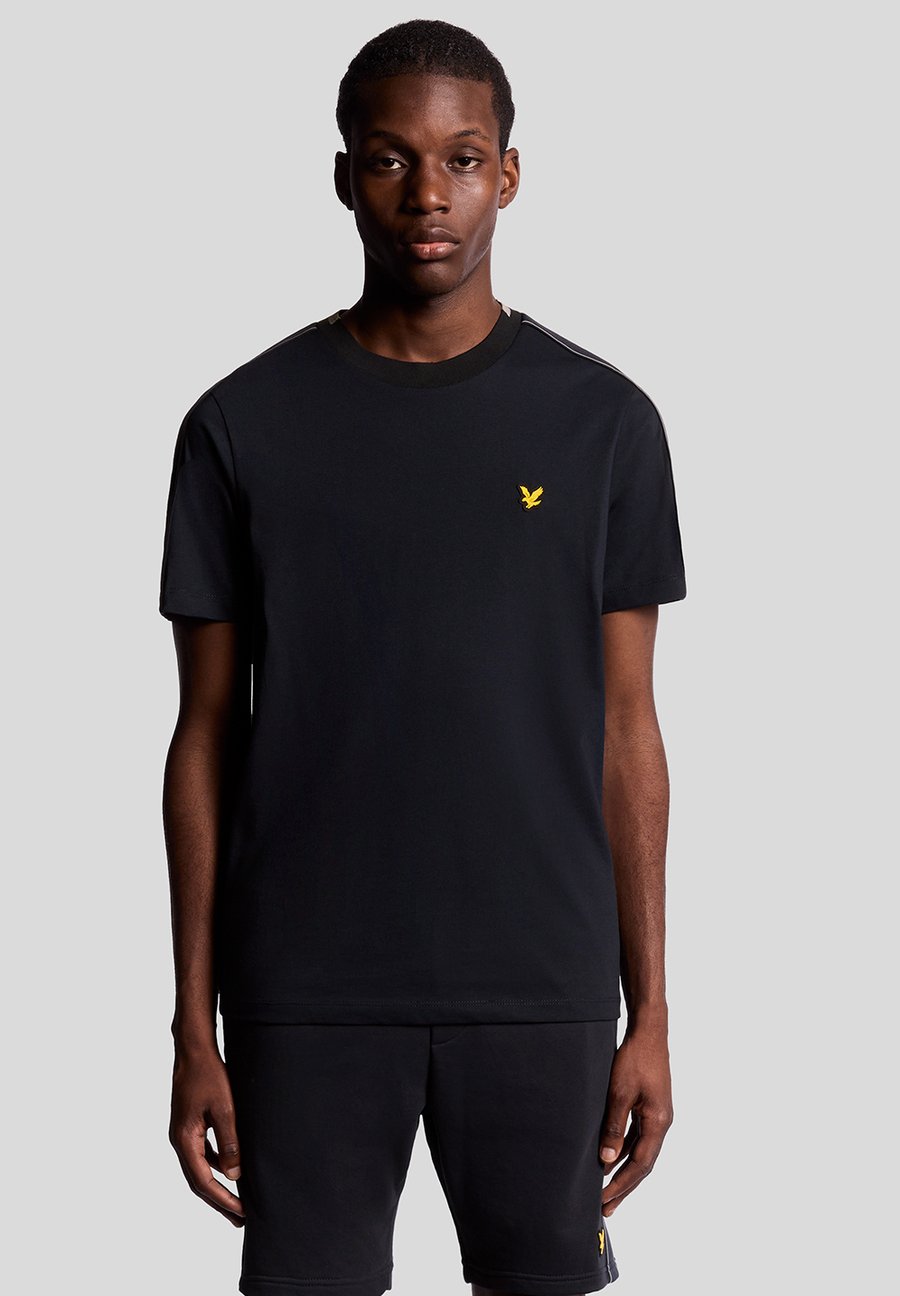 Футболка Lyle & Scott SS TAPE, Z Dark Navy/Blue, Синий, Футболка Lyle & Scott SS TAPE, Z Dark Navy/Blue
Футболка Lyle & Scott SS TAPE, Z Dark Navy/Blue, Синий, Футболка Lyle & Scott SS TAPE, Z Dark Navy/Blue