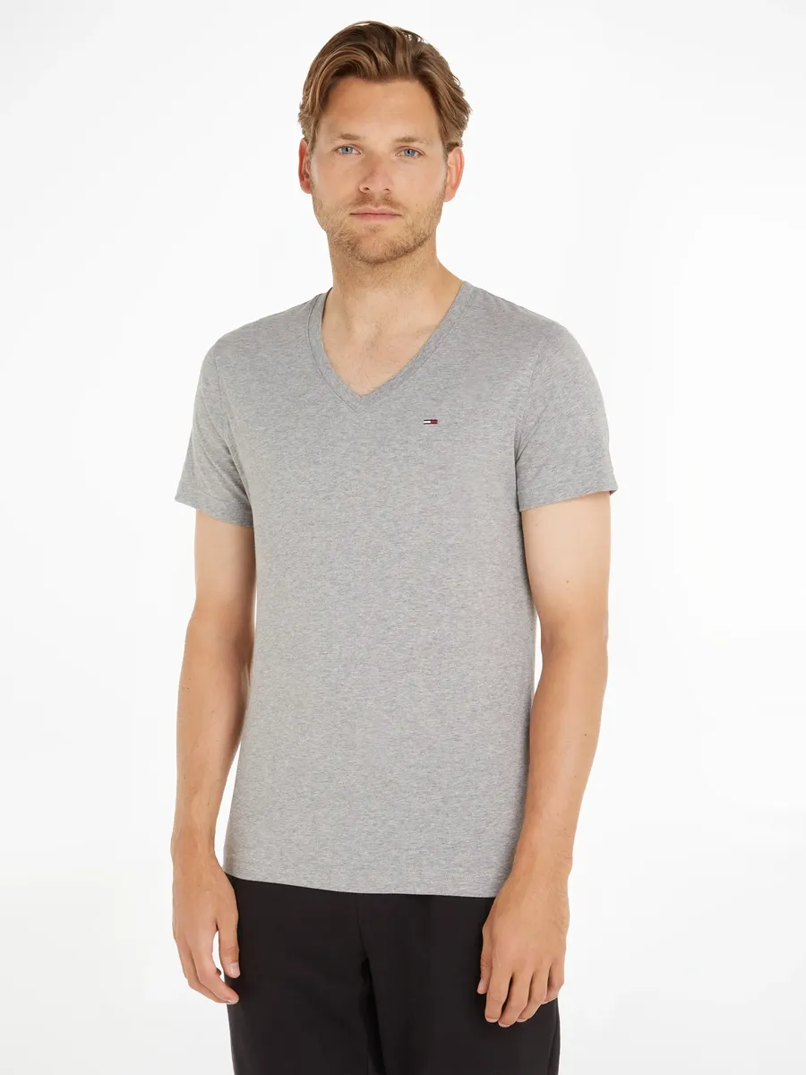 Футболка Tommy Jeans "TJM ORIGINAL JERSEY V NECK TEE" с V-образным вырезом и тонким флажком с логотипом, серый
Футболка Tommy Jeans "TJM ORIGINAL JERSEY V NECK TEE" с V-образным вырезом и тонким флажком с логотипом, серый