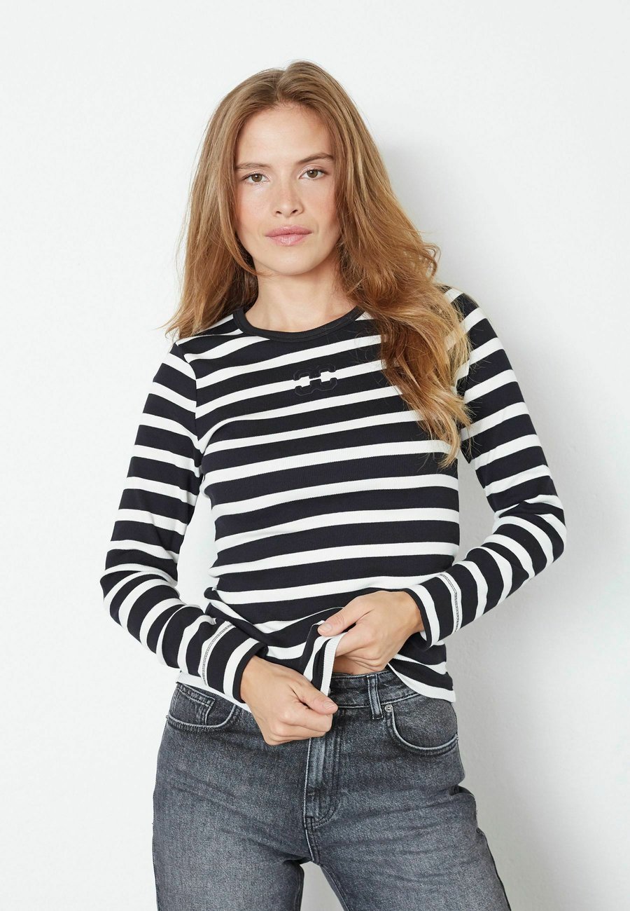 Топ Co'couture GRANNY EMB, Offwhite/Black/Off-White
Топ Co'couture GRANNY EMB, Offwhite/Black/Off-White