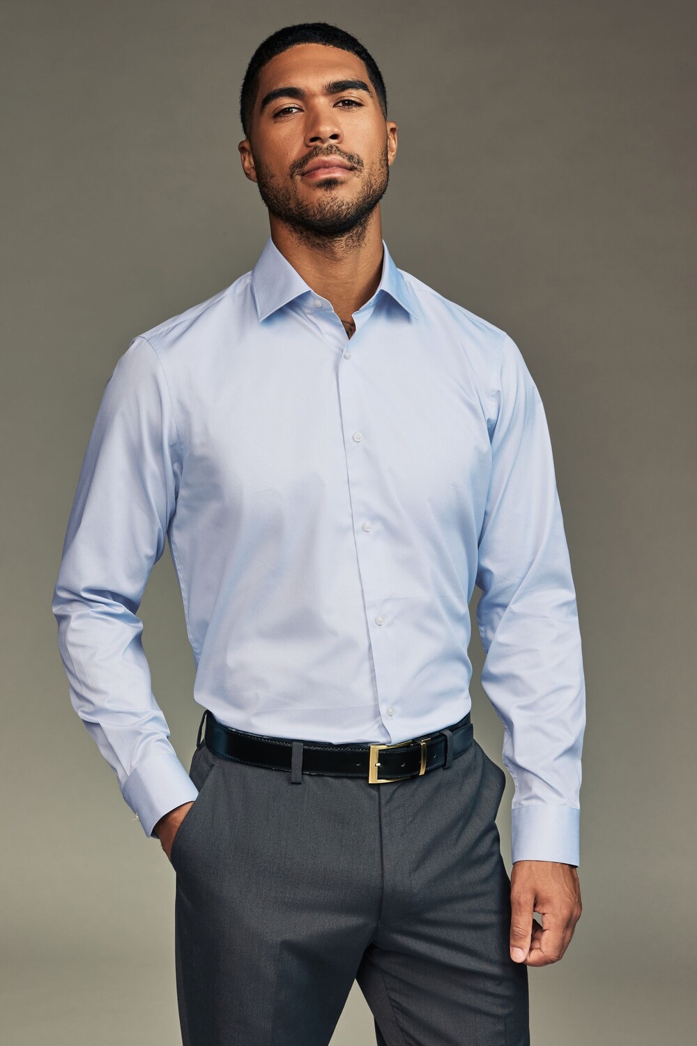 Рубашка из твила стандартного кроя с одинарной манжетой, простая в уходе, с вырезным воротником Next, голубой
Рубашка из твила стандартного кроя с одинарной манжетой, простая в уходе, с вырезным воротником Next, голубой