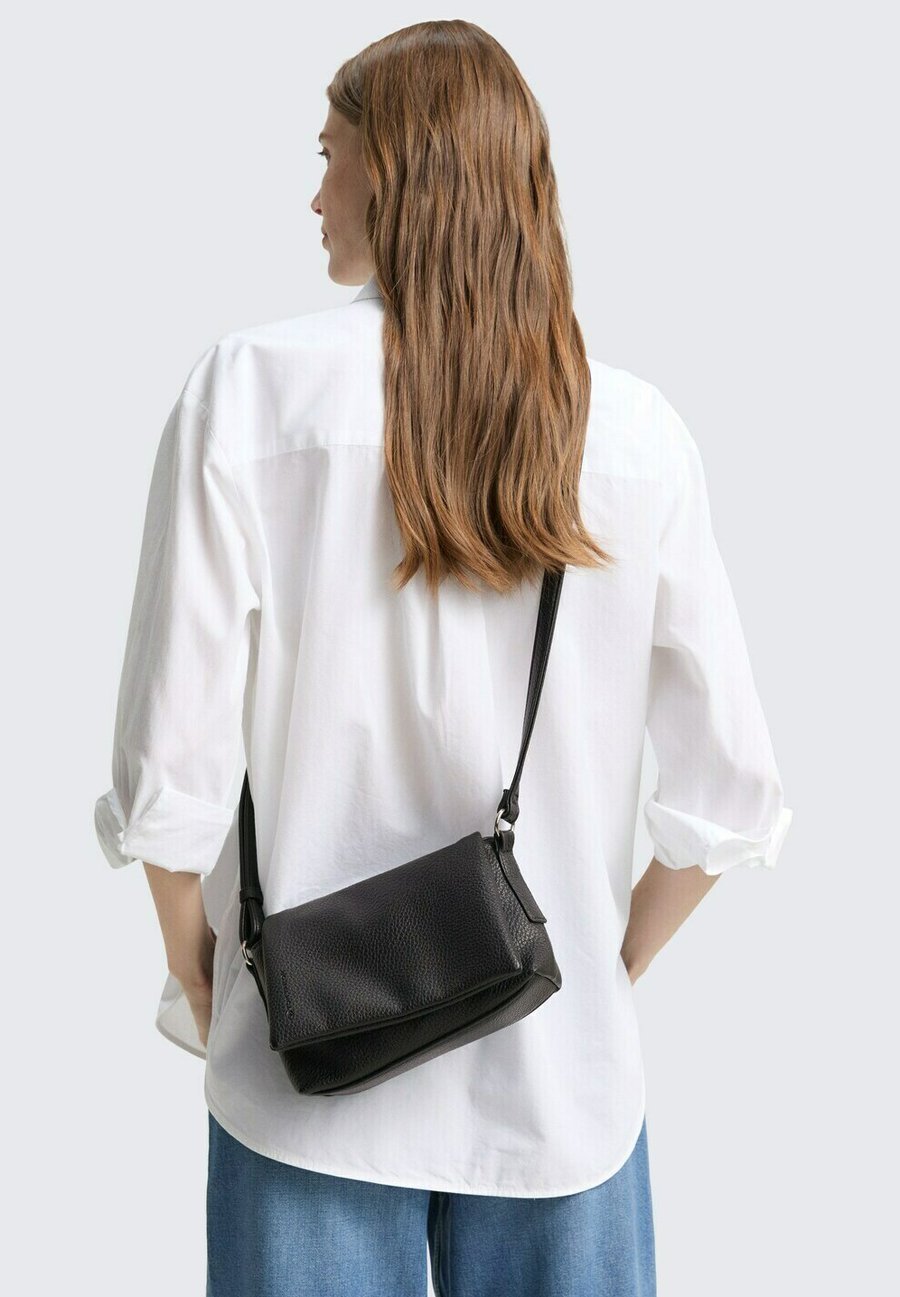 Сумка кросс-боди TOM TAILOR LISSI, Schwarz Black/Black
Сумка кросс-боди TOM TAILOR LISSI, Schwarz Black/Black