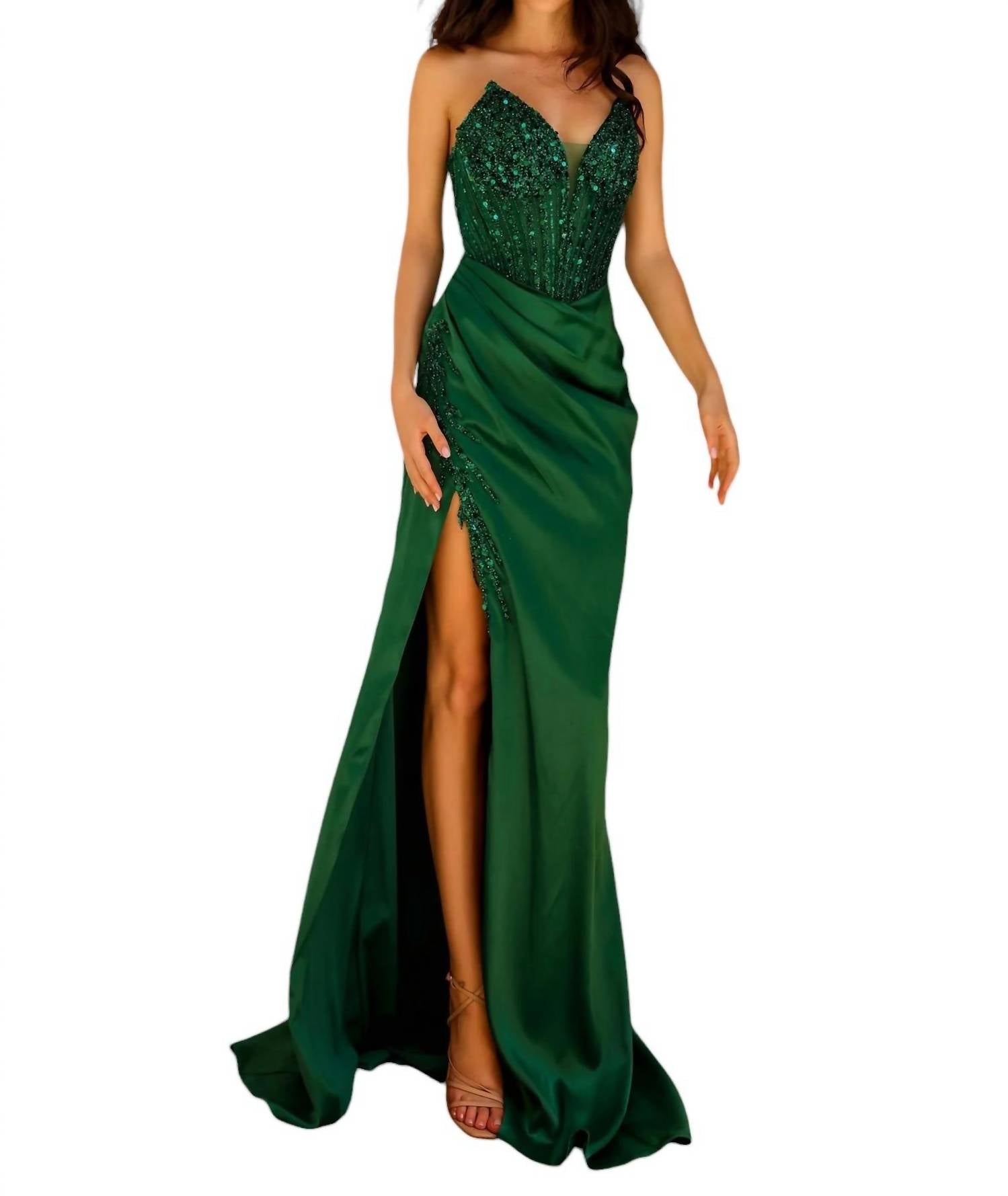 Платье без бретелек с разрезом из атласа с бисером изумрудного цвета Nox Anabel, цвет emerald
Платье без бретелек с разрезом из атласа с бисером изумрудного цвета Nox Anabel, цвет emerald