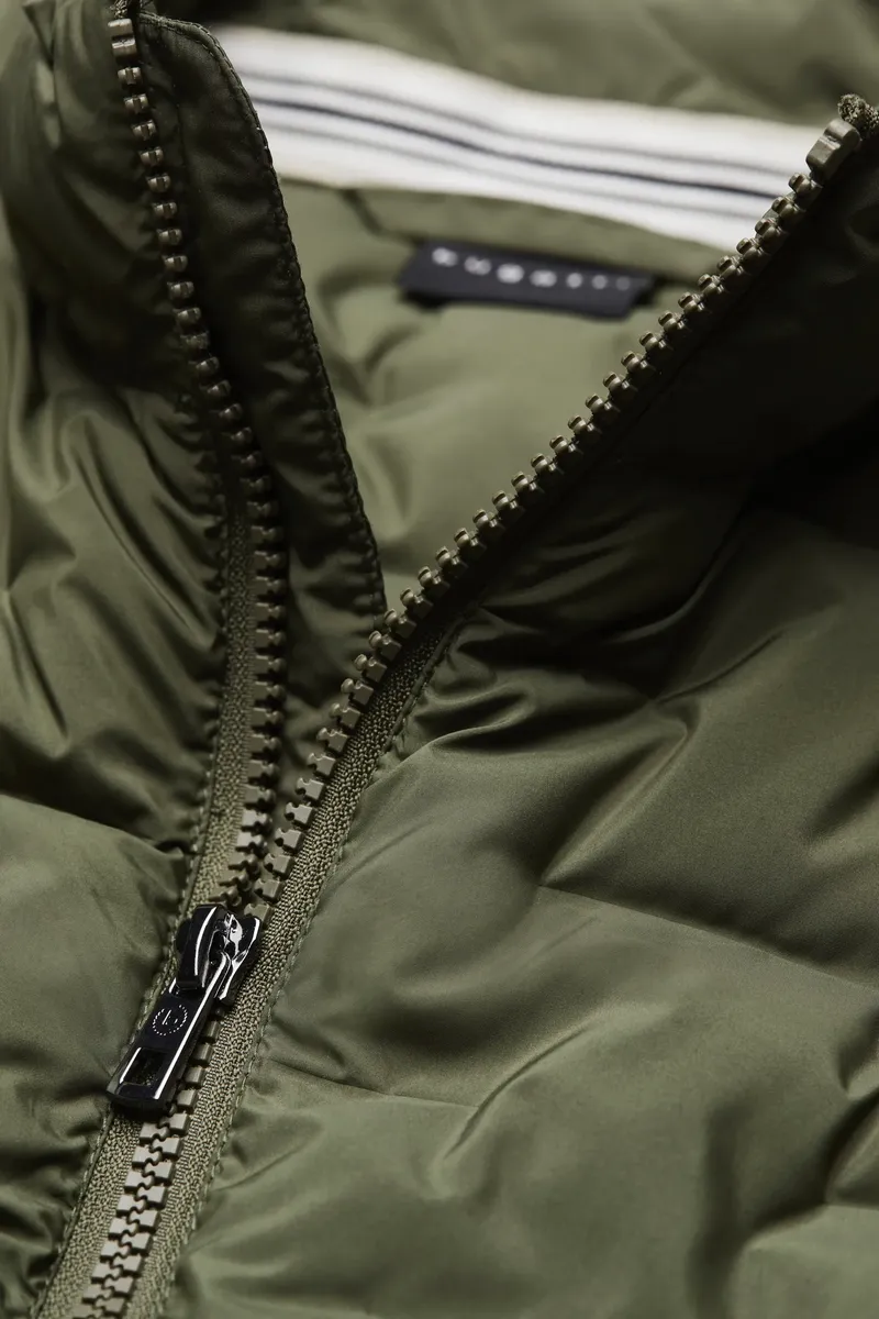 Стеганый жилет bugatti с воротником стойкой, цвет Moos
Стеганый жилет bugatti с воротником стойкой, цвет Moos