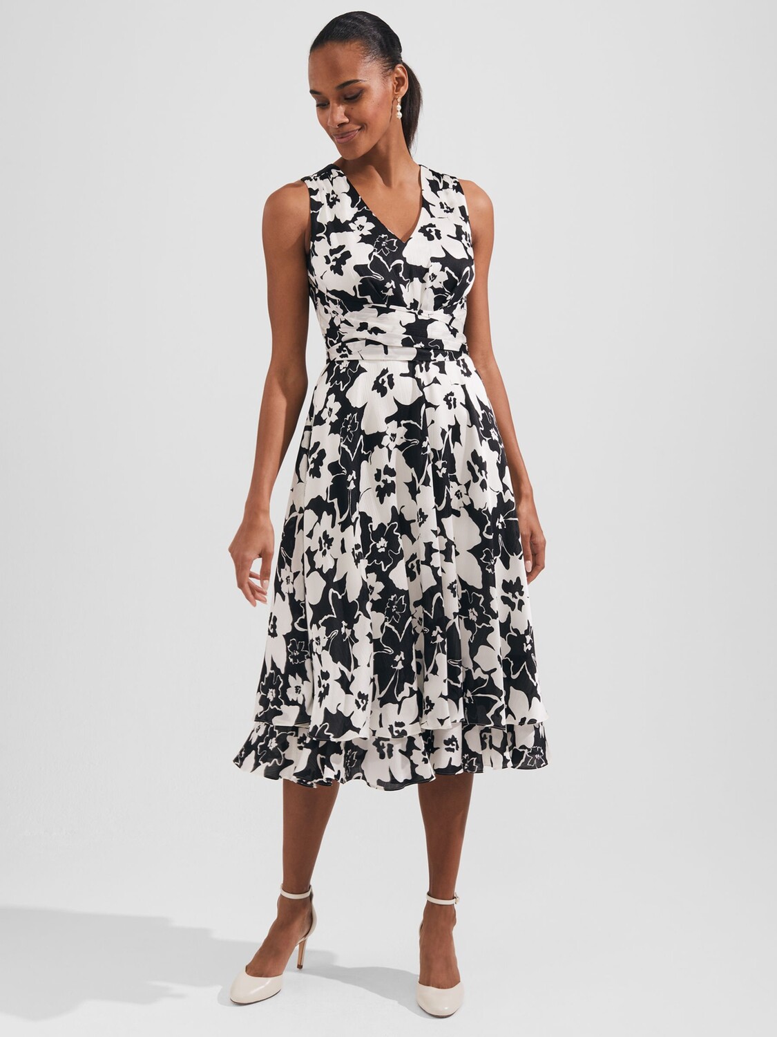 Расклешенное платье миди с цветочным принтом Hobbs Viola, черный/цвет слоновой кости
Расклешенное платье миди с цветочным принтом Hobbs Viola, черный/цвет слоновой кости