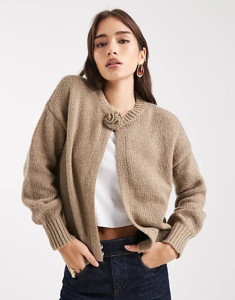 Вязаный кардиган с розеткой в бежевом цвете
Вязаный кардиган с розеткой в бежевом цвете