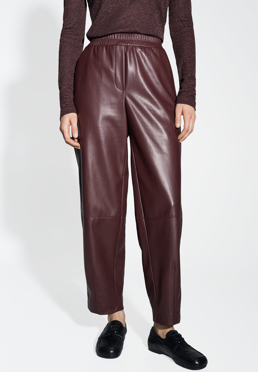 Брюки OPUS MID RISE OVAL CUT, Dark Grape/Dark Purple
Брюки OPUS MID RISE OVAL CUT, Dark Grape/Dark Purple