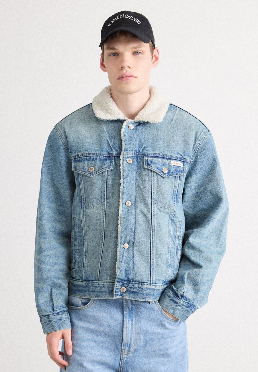 Куртка Calvin Klein Jeans 90S TRUCKER, Tinted Thundra/Blue Denim
Куртка Calvin Klein Jeans 90S TRUCKER, Tinted Thundra/Blue Denim