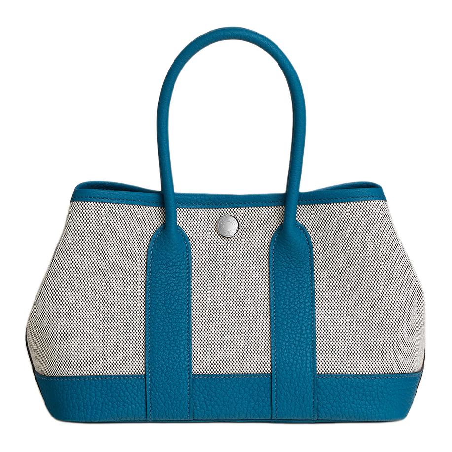 HERMES Миниатюрная женская садовая сумка из холста с кожаными деталями в светло-бежевом черном и ультрамариновом синем цветах
HERMES Миниатюрная женская садовая сумка из холста с кожаными деталями в светло-бежевом черном и ультрамариновом синем цветах