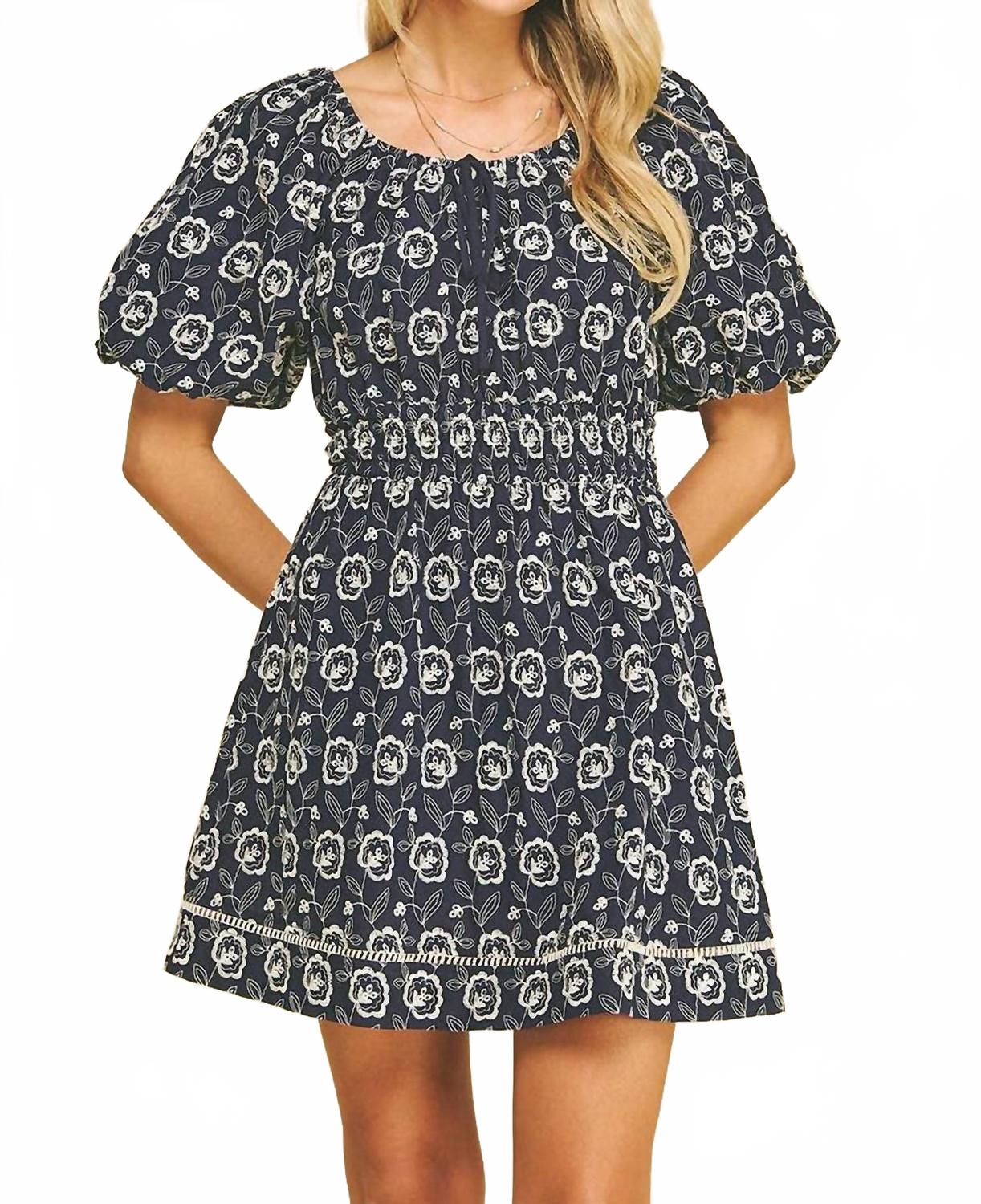 Флоральное платье с вышивкой в темно-синем цвете PINCH
Флоральное платье с вышивкой в темно-синем цвете PINCH