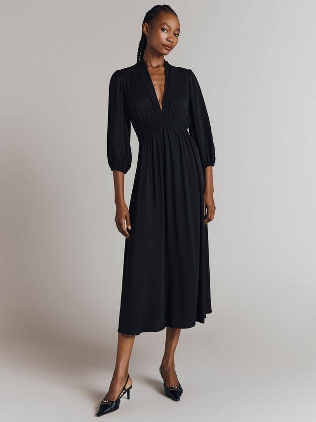 Платье миди из крепа с v-образным вырезом в виде лепестков Ghost, черный
Платье миди из крепа с v-образным вырезом в виде лепестков Ghost, черный