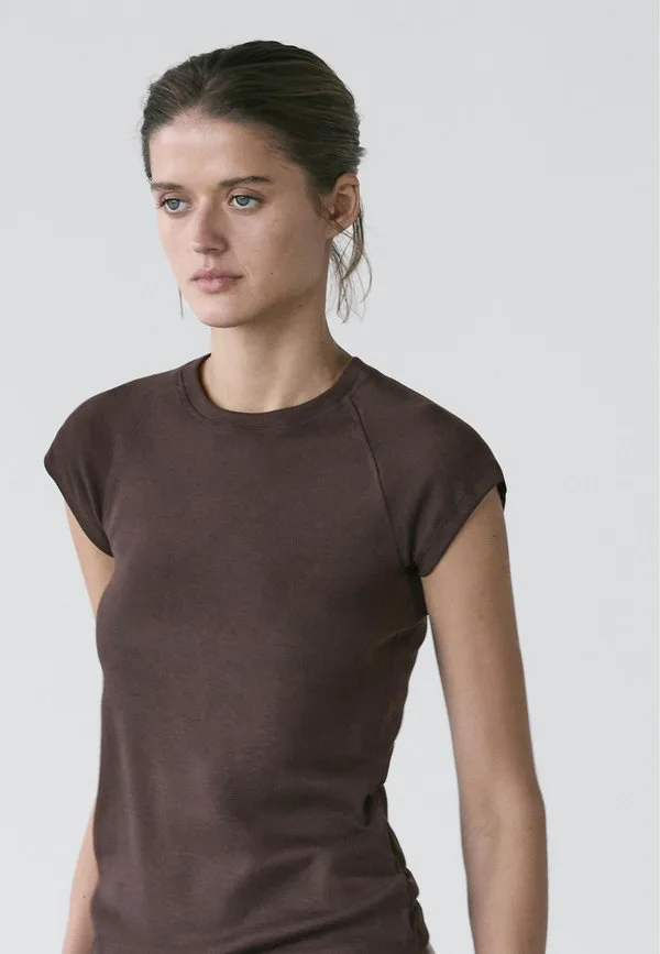 Базовая футболка с короткими рукавами реглан Massimo Dutti, Dark Brown, Коричневый, Базовая футболка с короткими рукавами реглан Massimo Dutti, Dark Brown
Базовая футболка с короткими рукавами реглан Massimo Dutti, Dark Brown, Коричневый, Базовая футболка с короткими рукавами реглан Massimo Dutti, Dark Brown